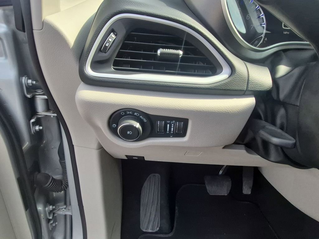 Used 2024 Chrysler Pacifica Touring-L FWD image 21