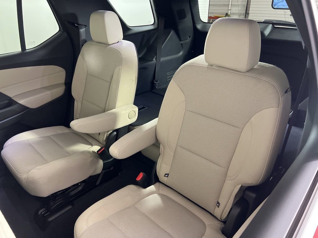 Used 2023 Chevrolet Traverse LT w/ Rear Camera Mirror Package image 4