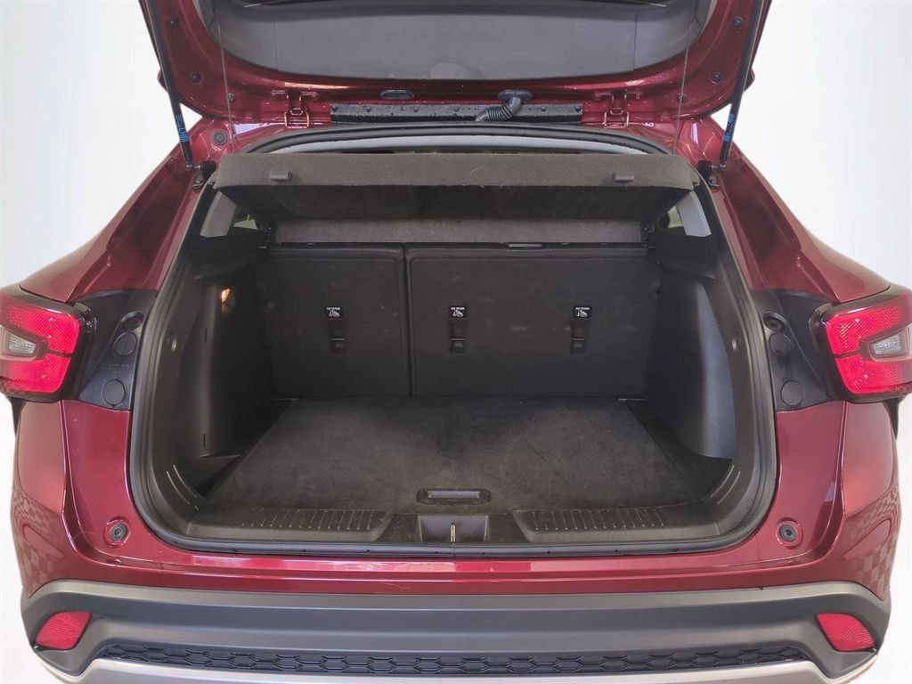 Used 2025 Chevrolet Trax LT FWD image 14