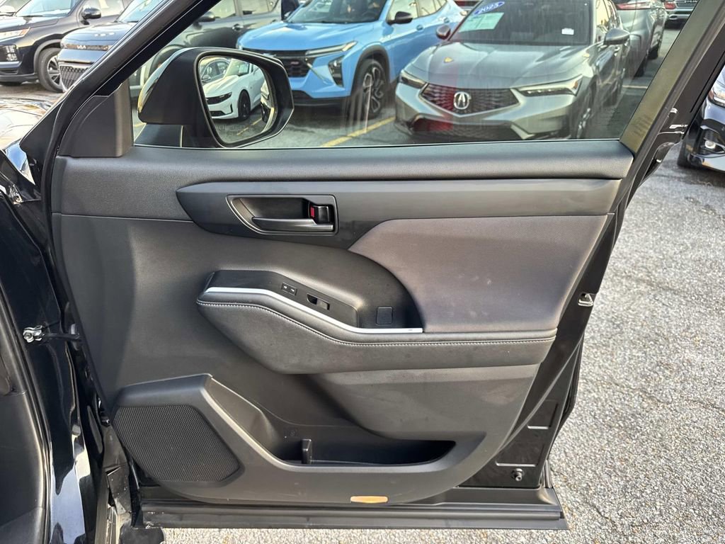 Used 2023 Toyota Highlander LE image 14