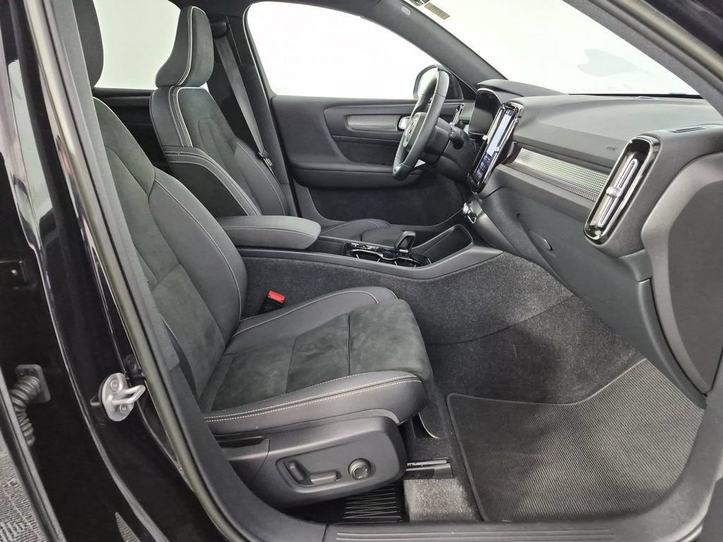 Used 2023 Volvo XC40 B5 Plus AWD/4WD image 36