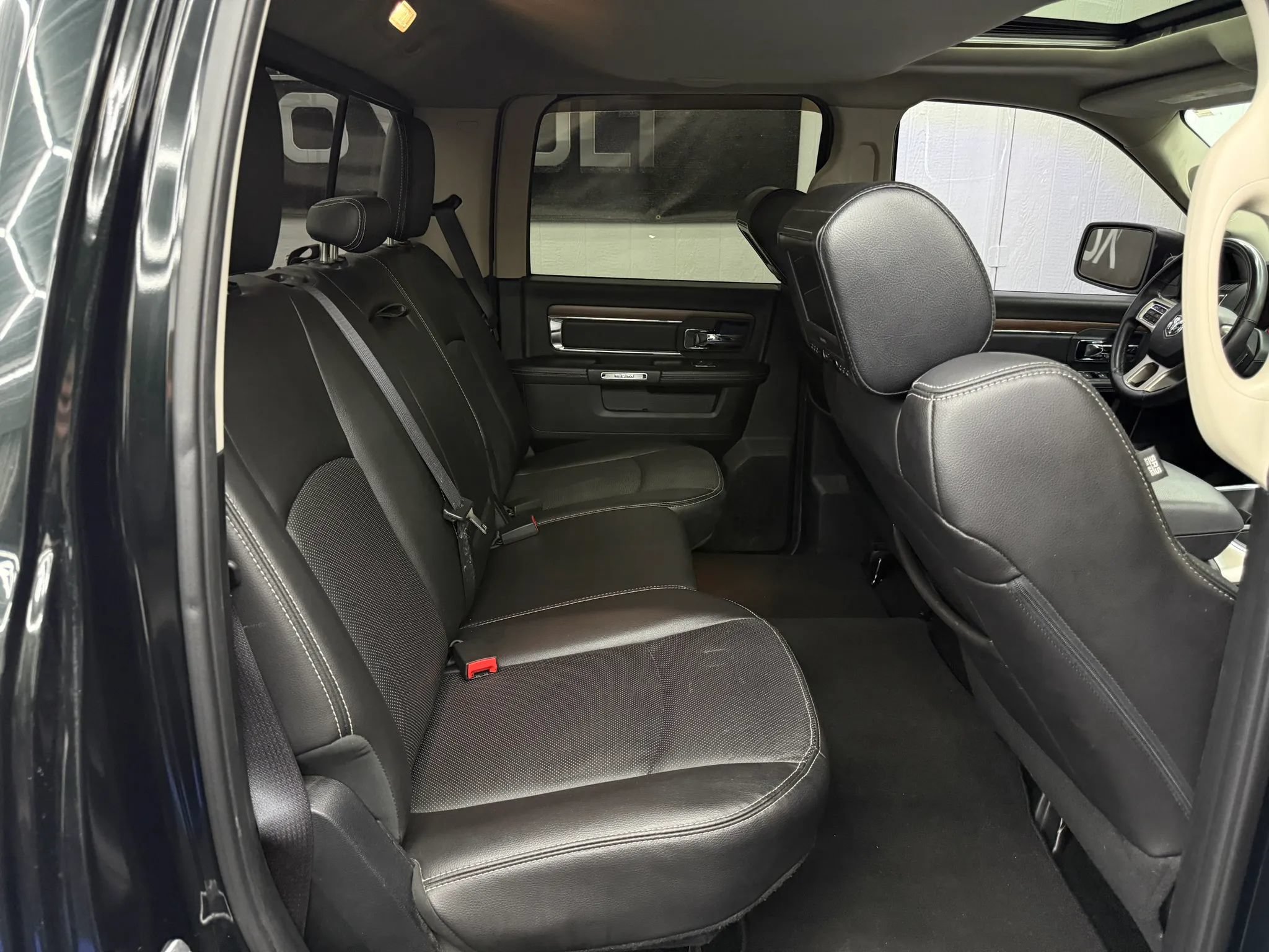 Used 2016 RAM 1500 Laramie w/ Convenience Group AWD/4WD image 9