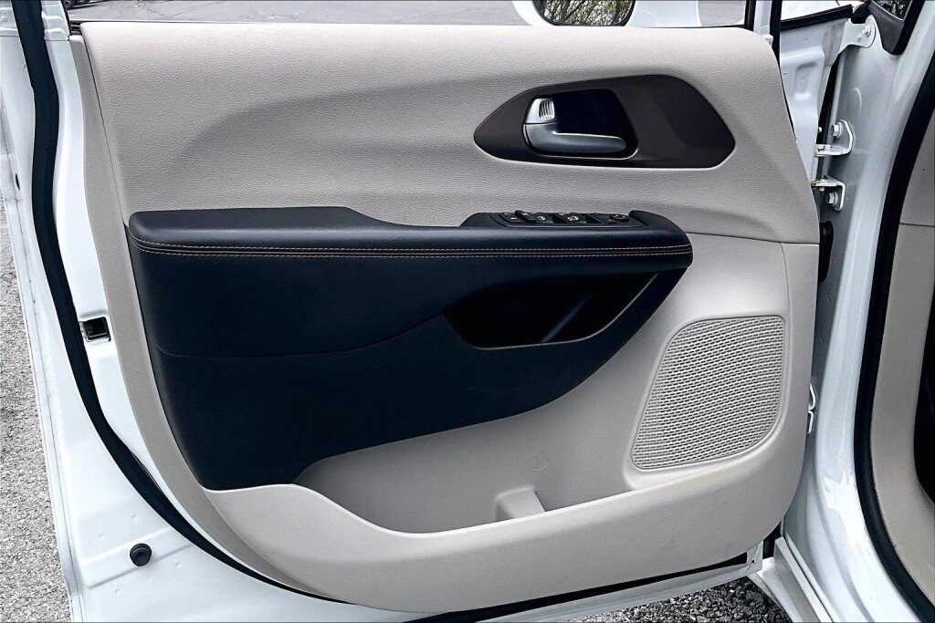 Used 2017 Chrysler Pacifica Touring-L FWD image 12