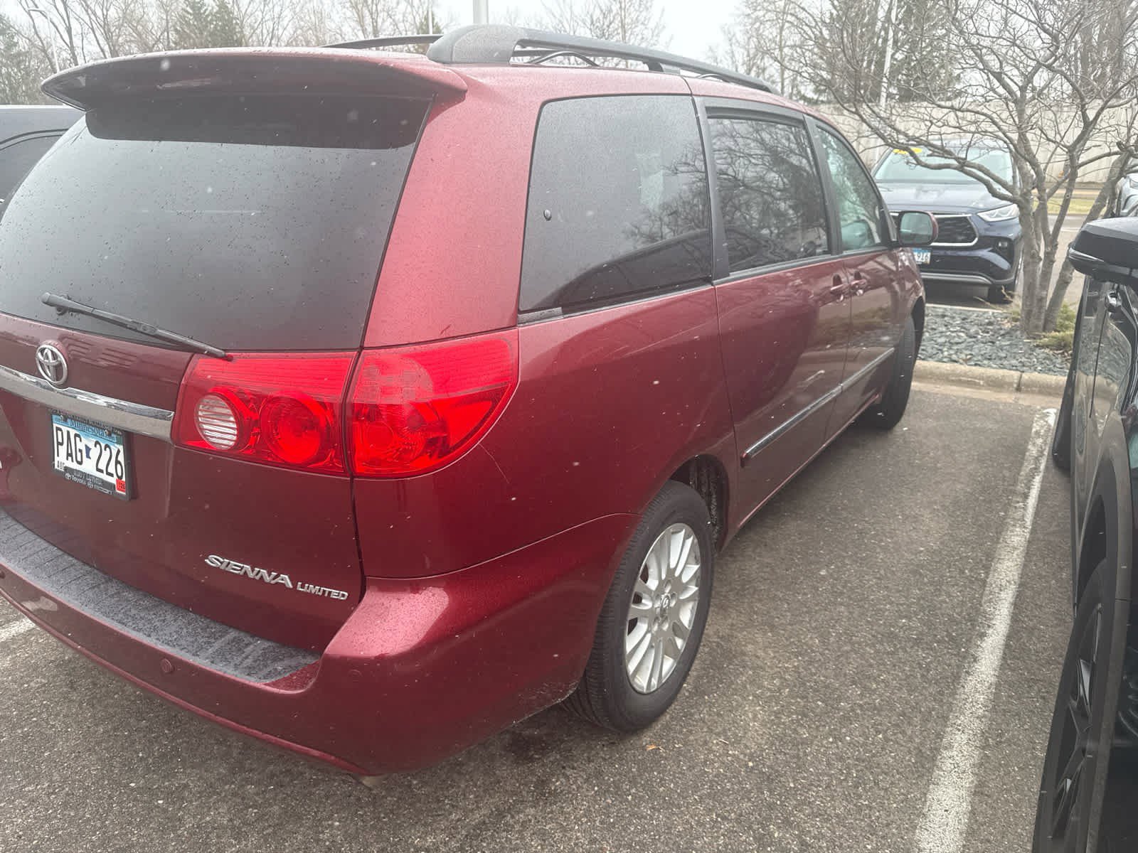 Used 2010 Toyota Sienna XLE Limited FWD image 2