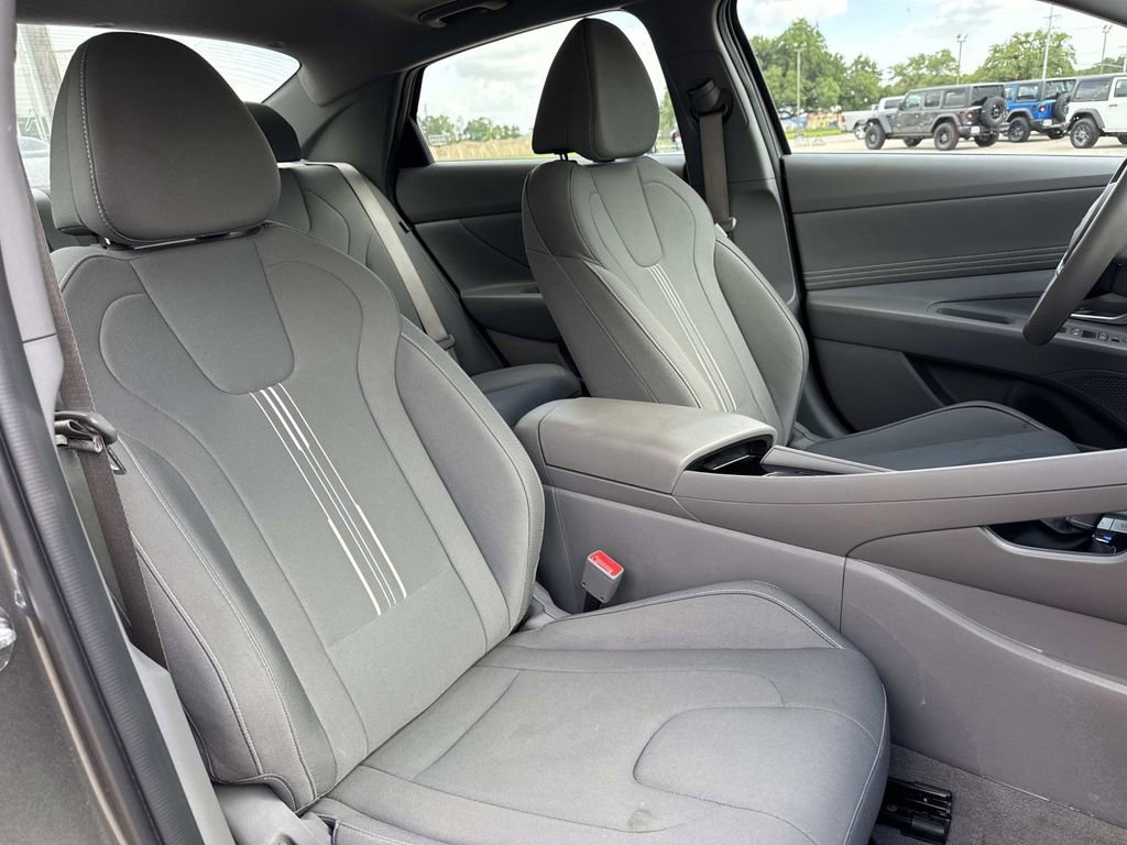Used 2025 Hyundai Elantra SEL image 23