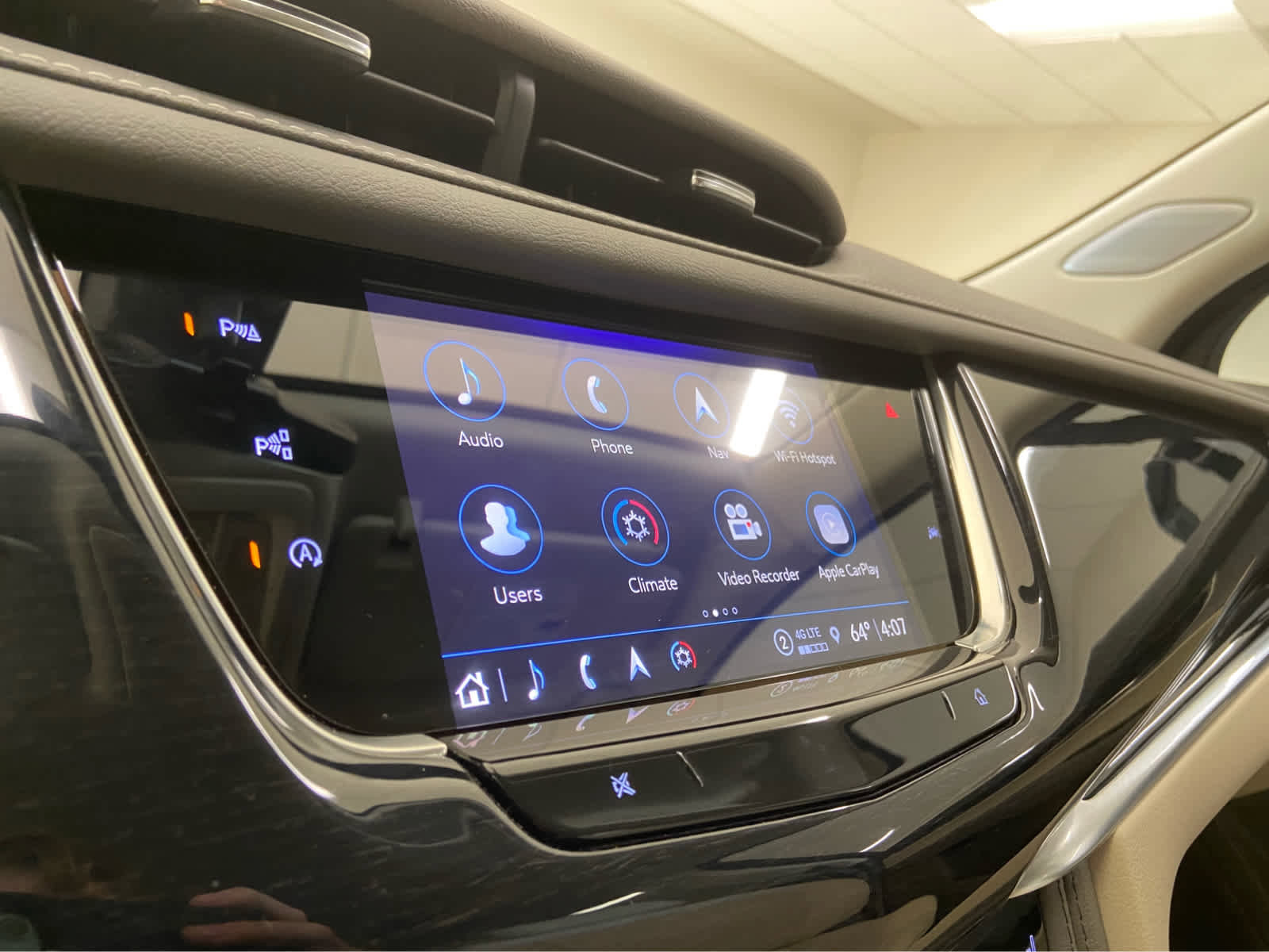 Used 2024 Cadillac XT6 Premium Luxury w/ Technology Package FWD image 29
