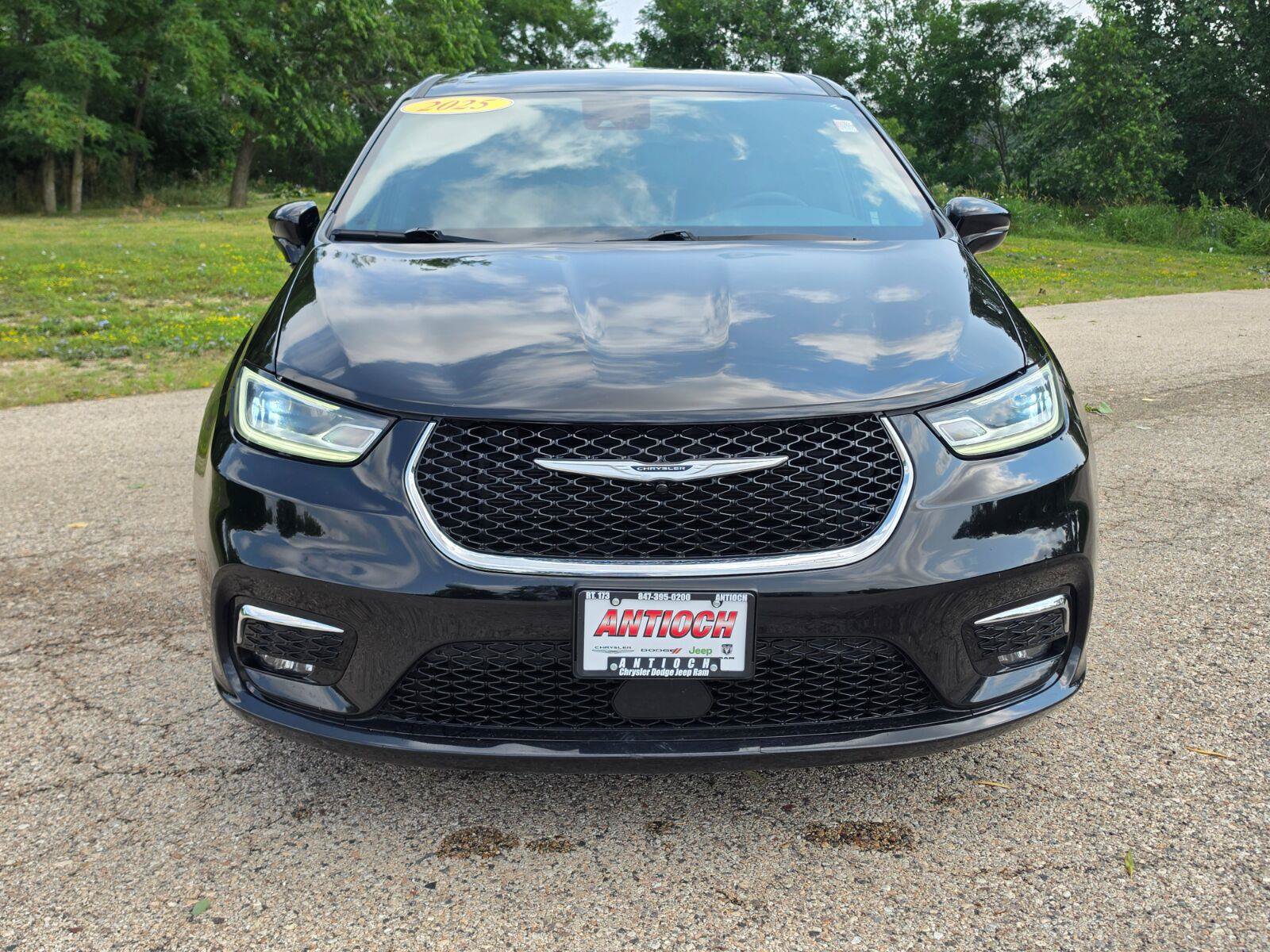 Used 2025 Chrysler Pacifica Select FWD image 4