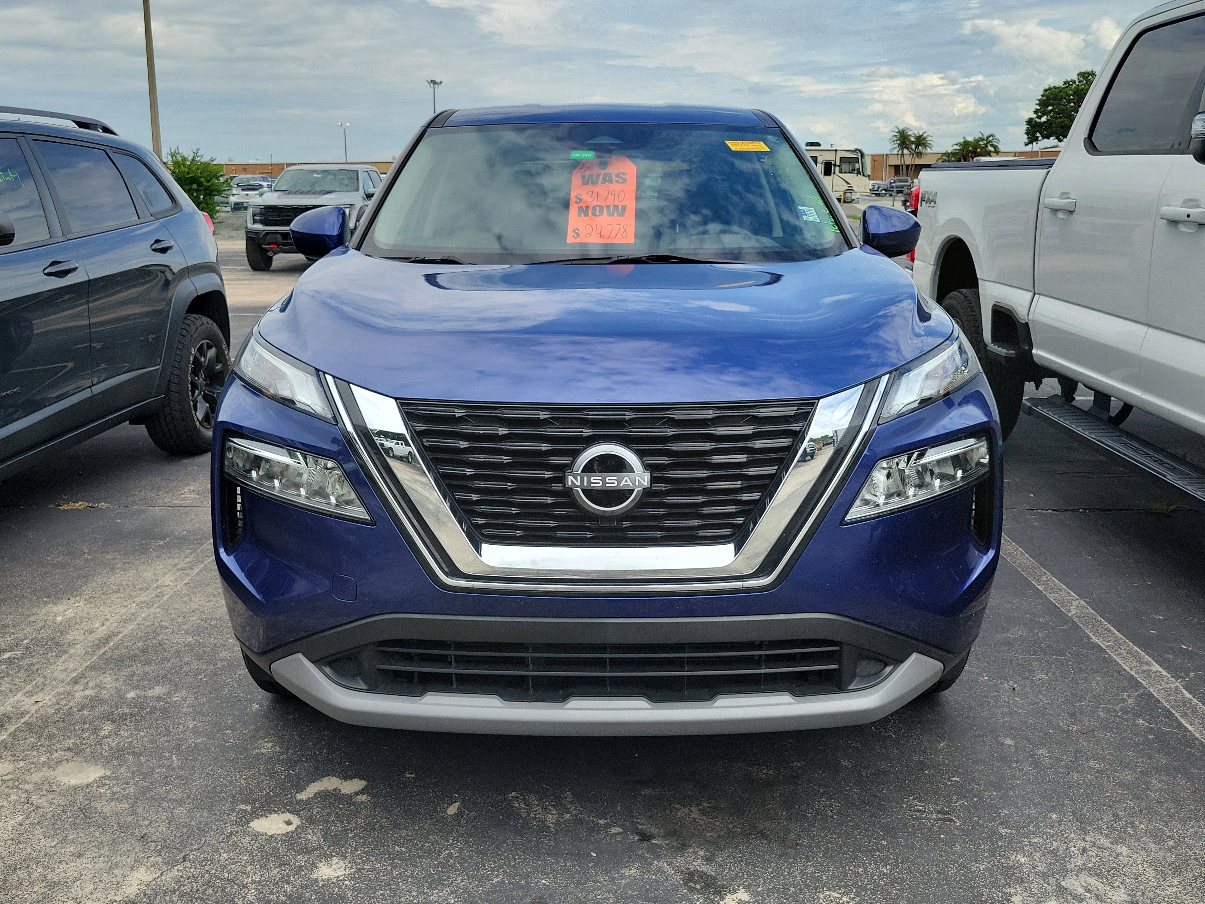 Used 2023 Nissan Rogue SV FWD video 2