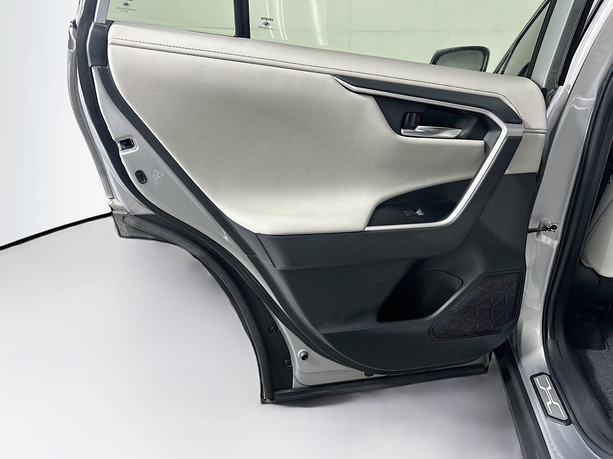 Used 2022 Toyota RAV4 Limited FWD image 27