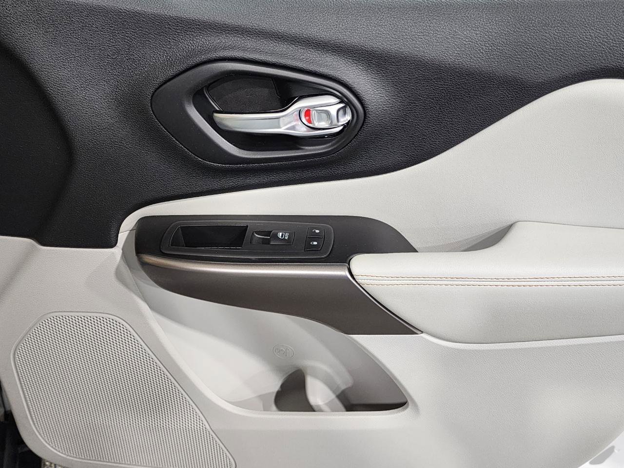 Used 2019 Jeep Cherokee Limited AWD/4WD image 23