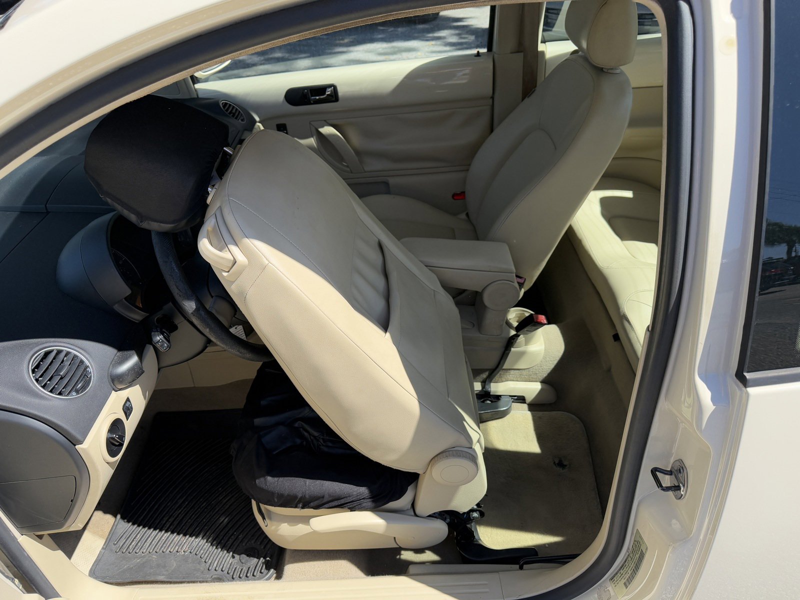 Used 2008 Volkswagen Beetle S image 10