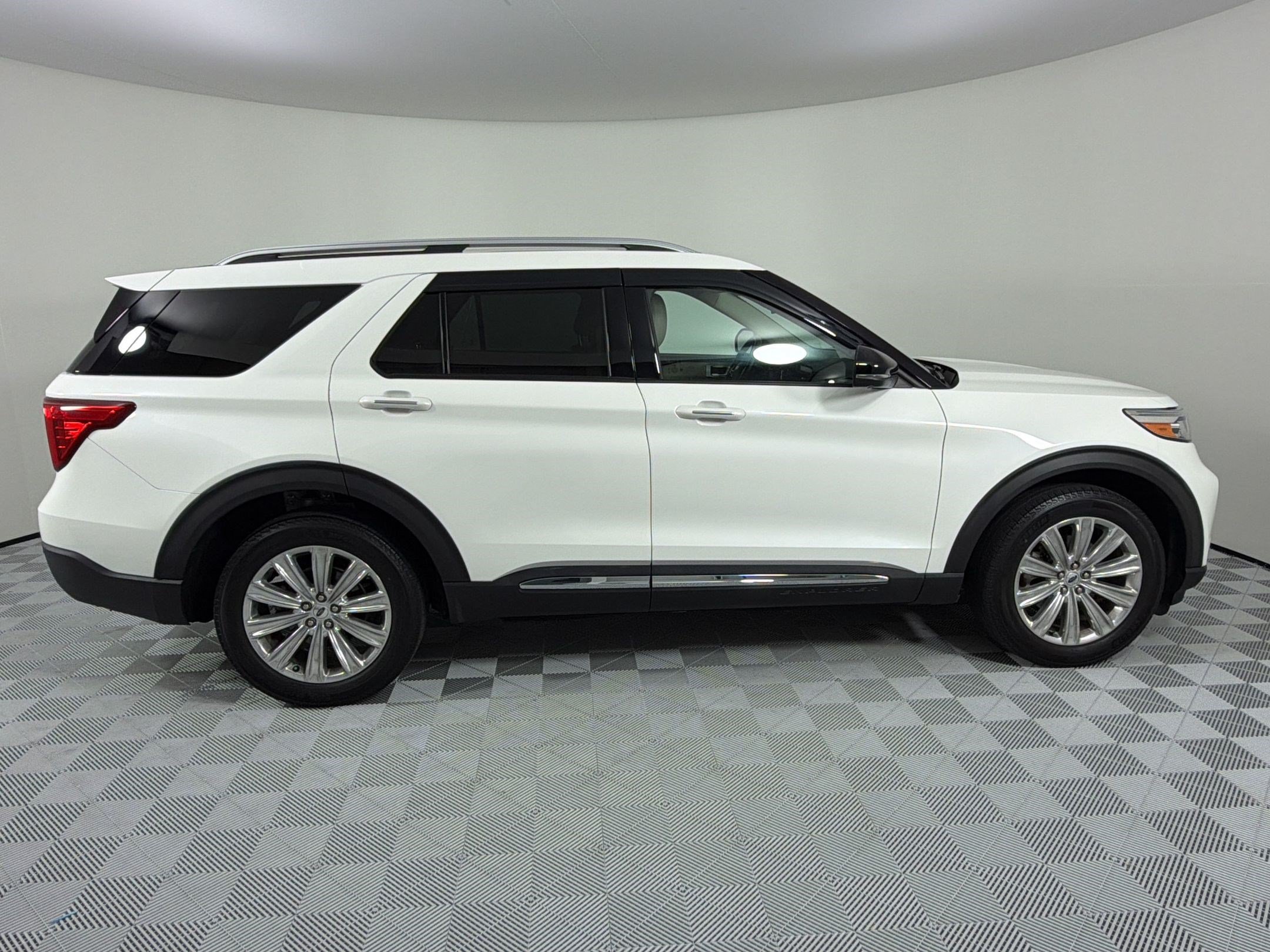Used 2022 Ford Explorer Limited w/ Equipment Group 301A AWD/4WD image 8