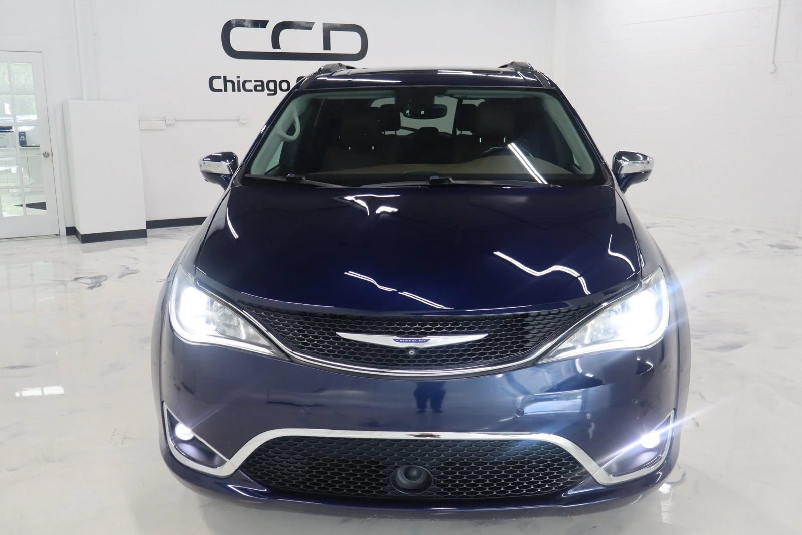 Used 2019 Chrysler Pacifica Limited w/ Tire & Wheel Group FWD image 3