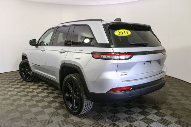 Used 2024 Jeep Grand Cherokee Altitude AWD/4WD image 8