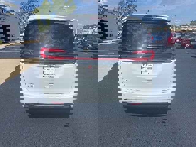 New 2026 Chrysler Pacifica Select image 7