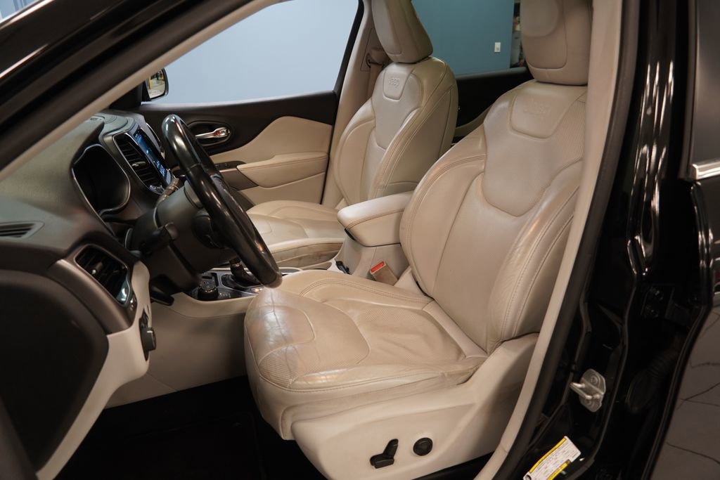 Used 2019 Jeep Cherokee Limited image 3