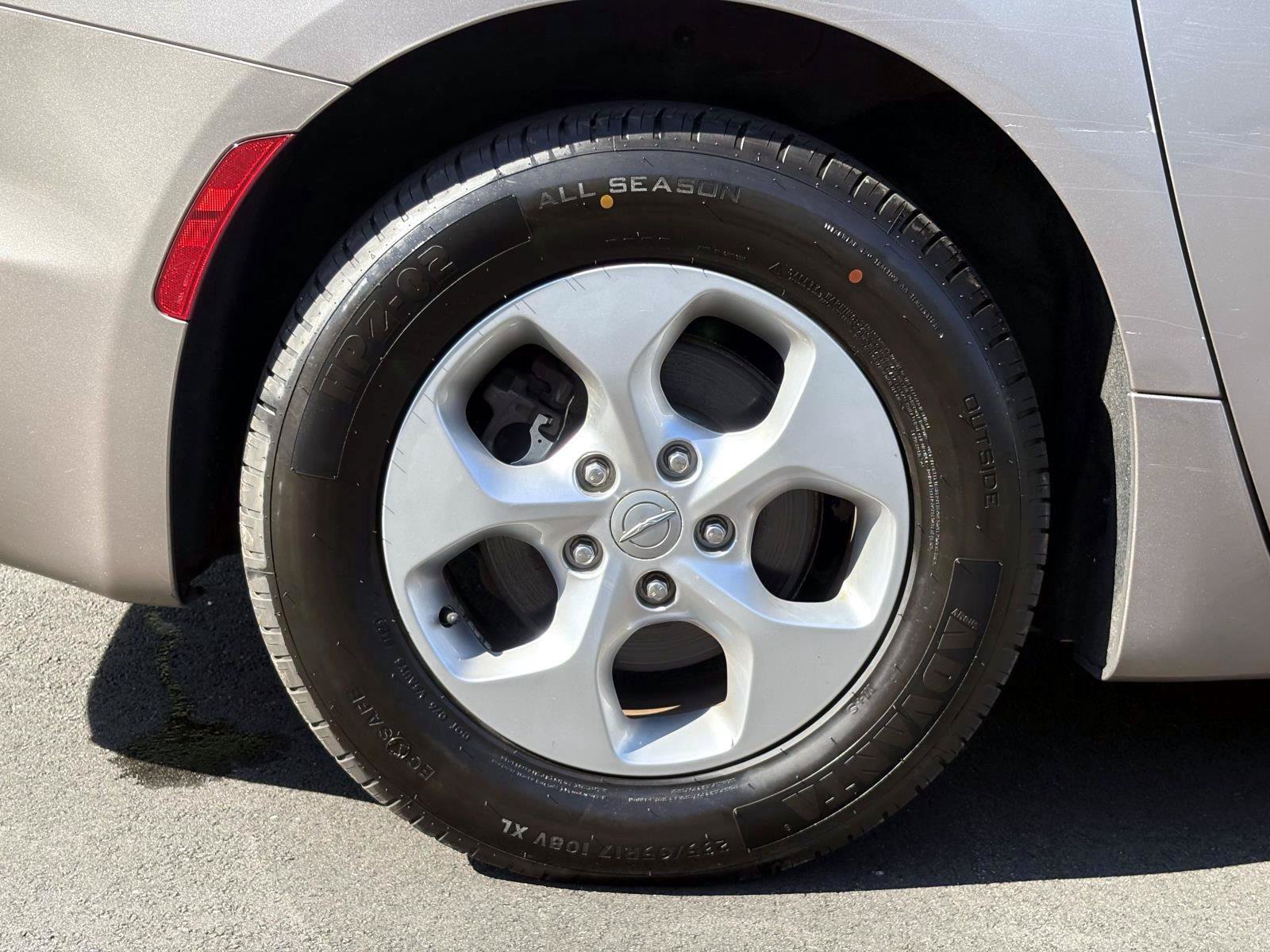Used 2017 Chrysler Pacifica Touring-L Plus FWD image 33