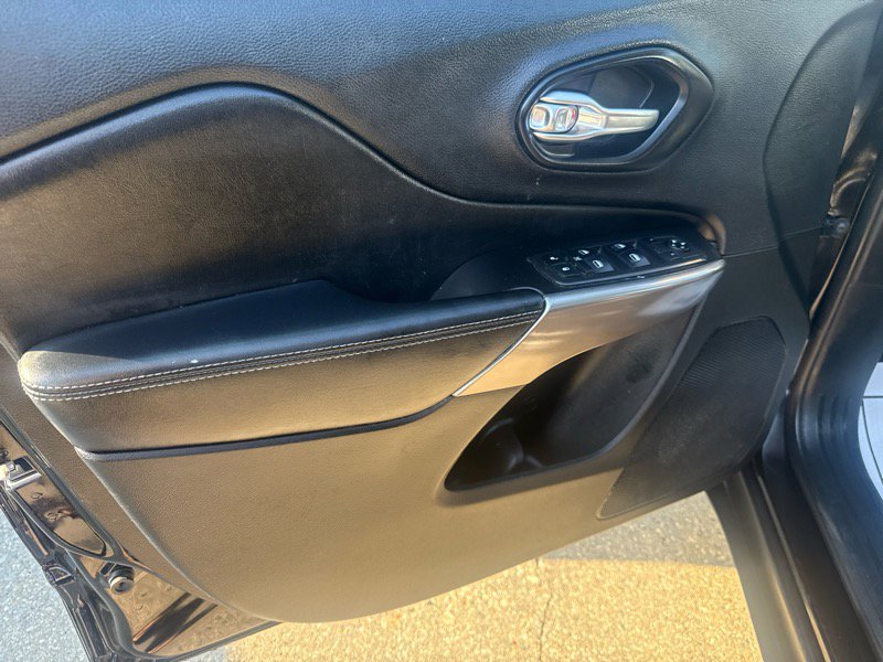 Used 2019 Jeep Cherokee Latitude Plus image 10