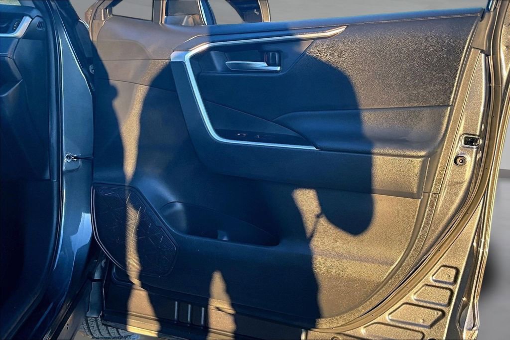 Used 2021 Toyota RAV4 XLE w/ Convenience Package image 28