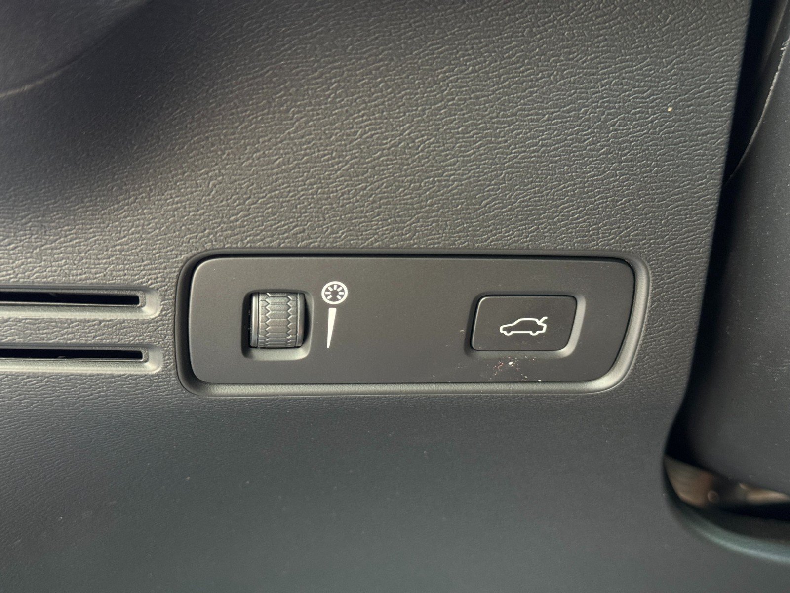 Used 2021 Volvo XC40 P8 Recharge w/ Advanced Package AWD/4WD image 18