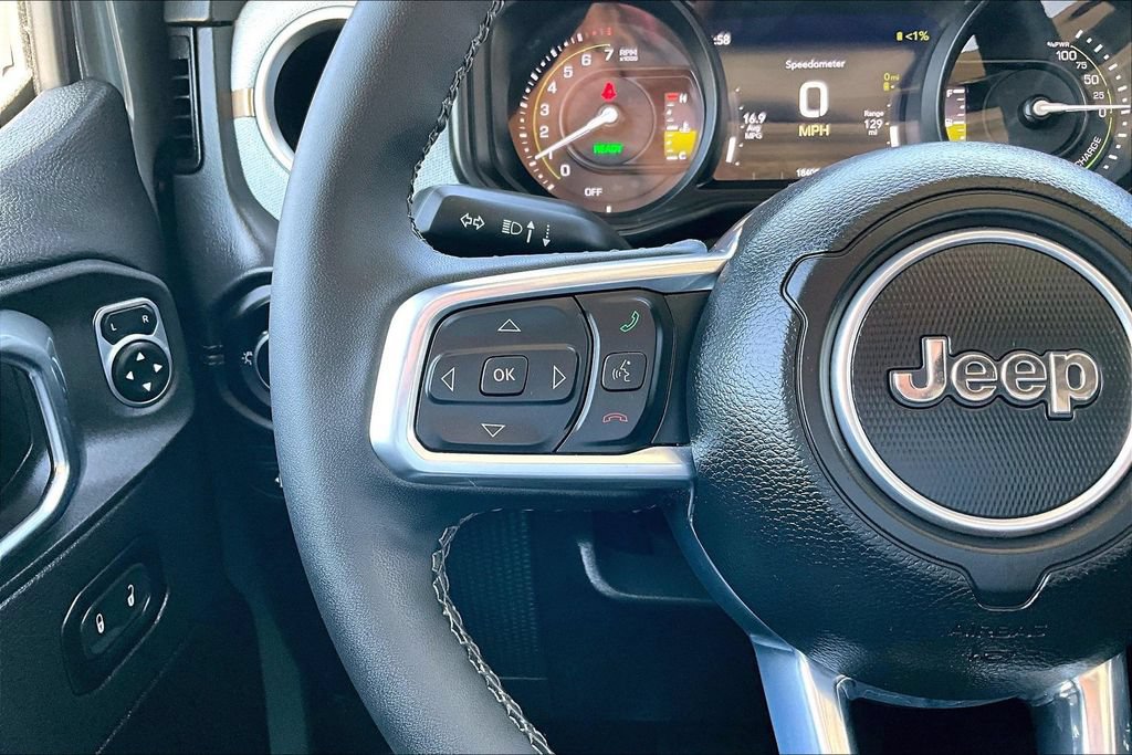 Used 2025 Jeep Wrangler Unlimited Sahara AWD/4WD image 6