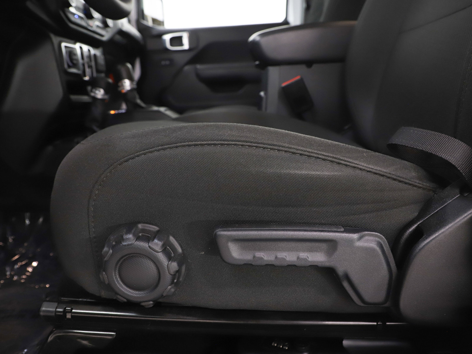 Used 2023 Jeep Wrangler Unlimited w/ Sun & Screen Package image 23