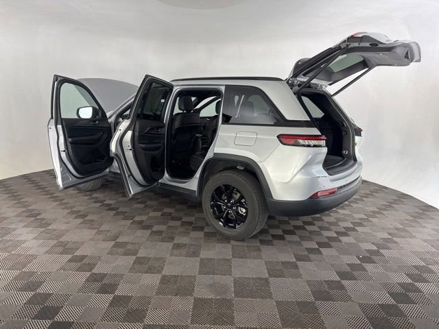 Used 2025 Jeep Grand Cherokee Altitude AWD/4WD image 20