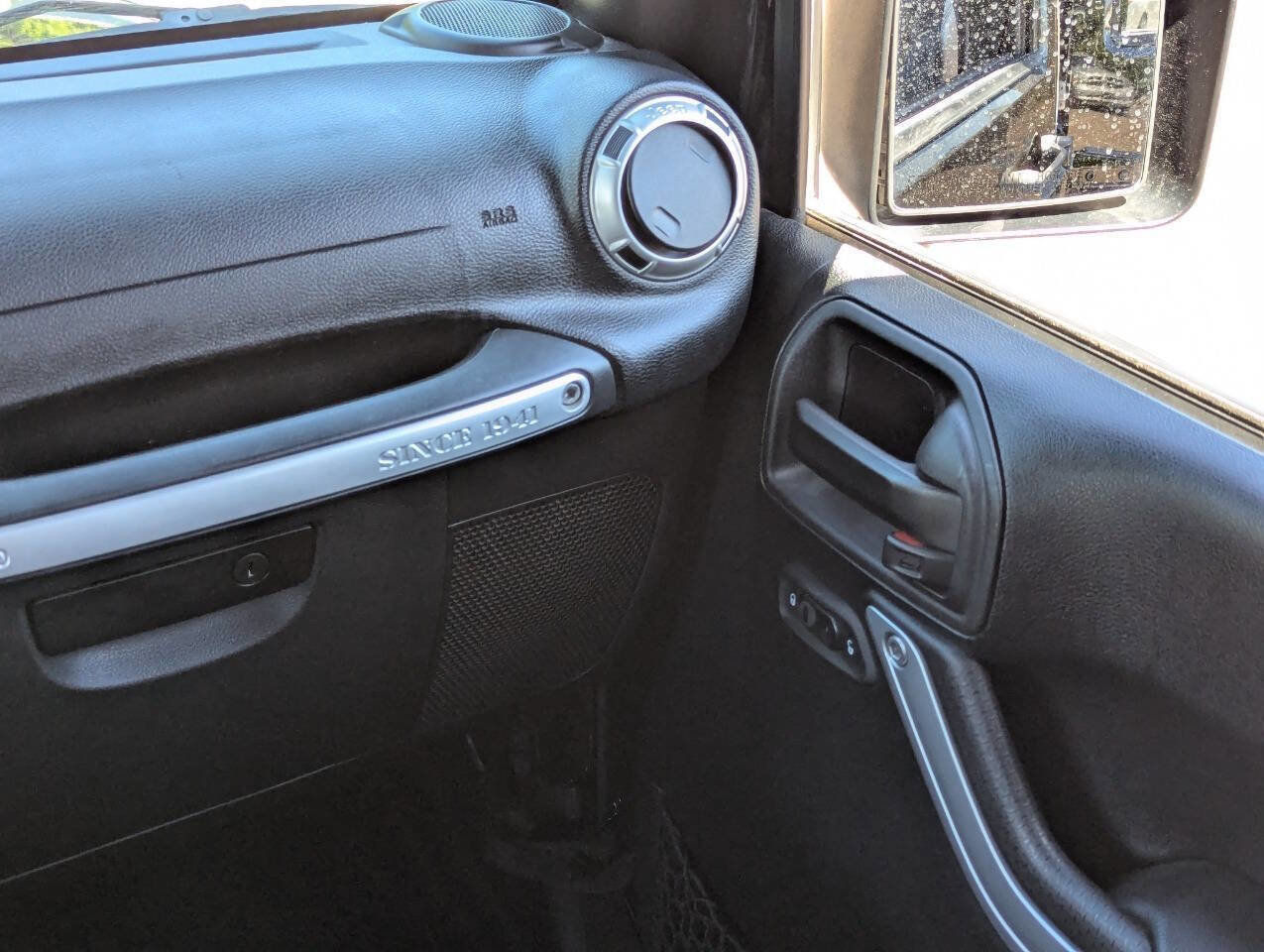 Used 2016 Jeep Wrangler Unlimited Sahara w/ Connectivity Group image 19