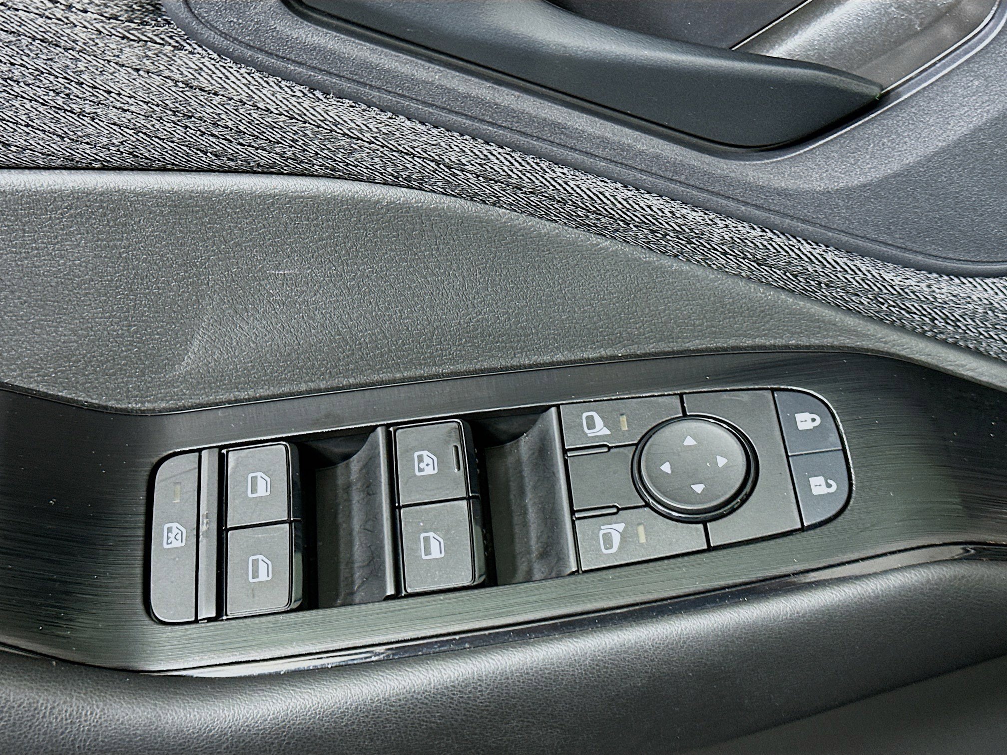 Used 2023 Nissan Rogue S image 15