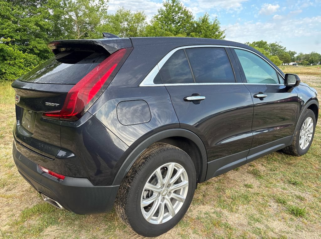 Used 2023 Cadillac XT4 Luxury w/ Cold Weather Package FWD image 6