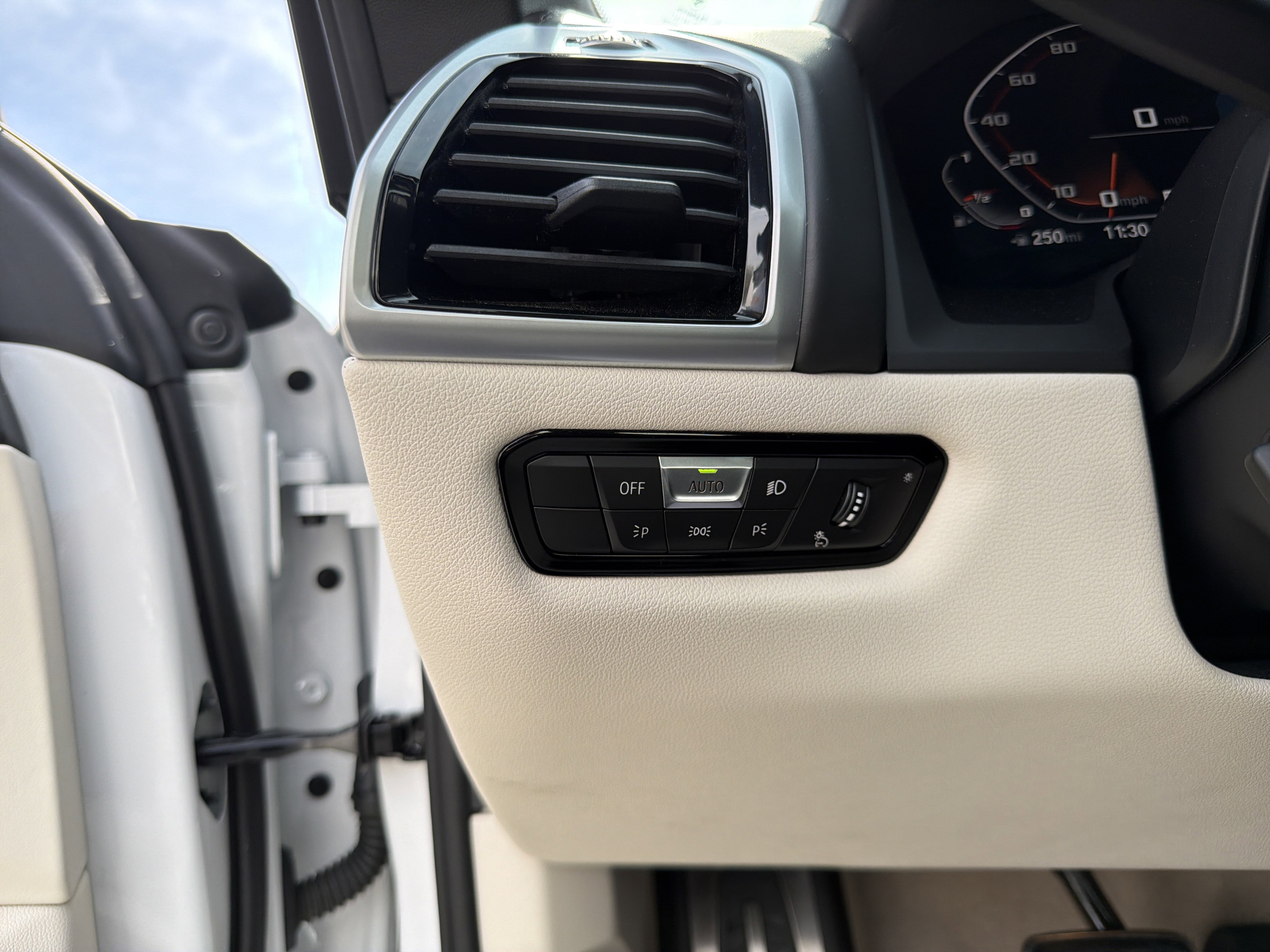 Used 2022 BMW M850i xDrive M850i xDrive Convertible w/ M Carbon Exterior Package image 33