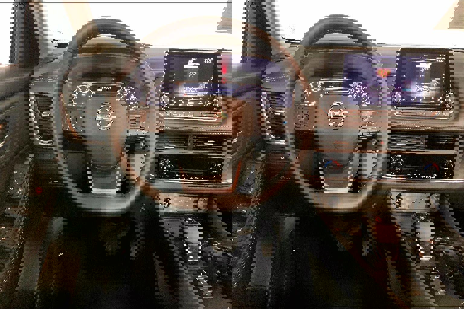 Used 2025 Nissan Rogue SV image 5