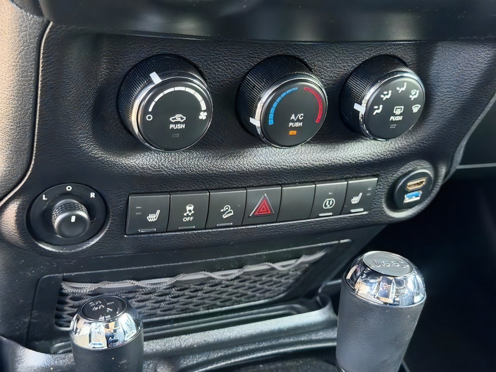 Used 2016 Jeep Wrangler Unlimited Rubicon AWD/4WD image 24