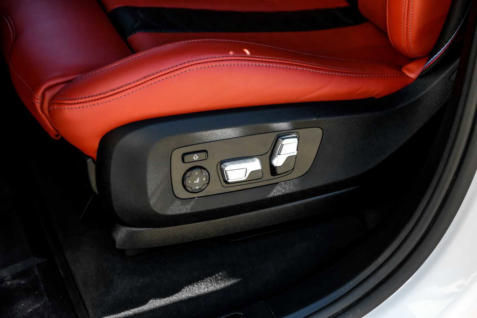 Used 2025 BMW X5 M Competition w/ Executive Package image 36