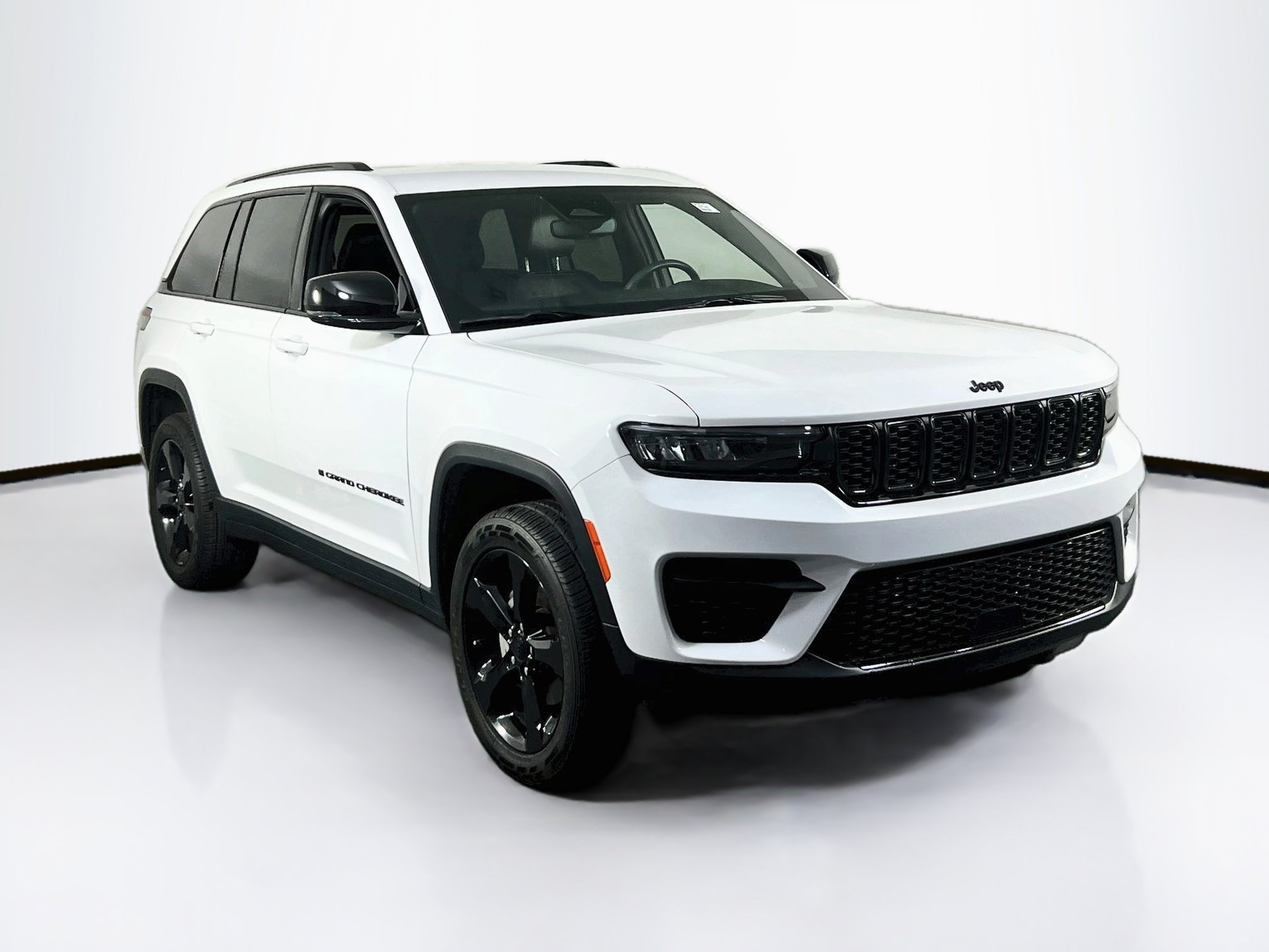 Used 2023 Jeep Grand Cherokee Altitude AWD/4WD image 3