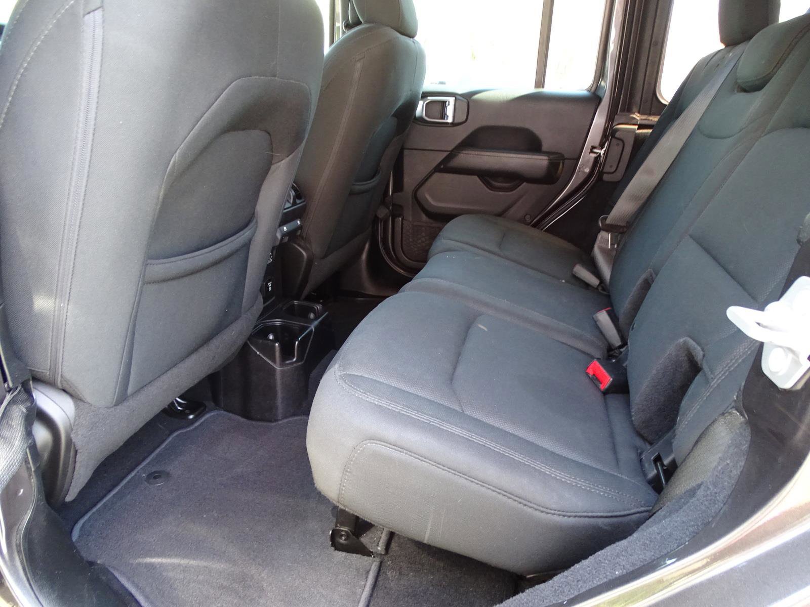 Used 2018 Jeep Wrangler Unlimited Sahara image 10