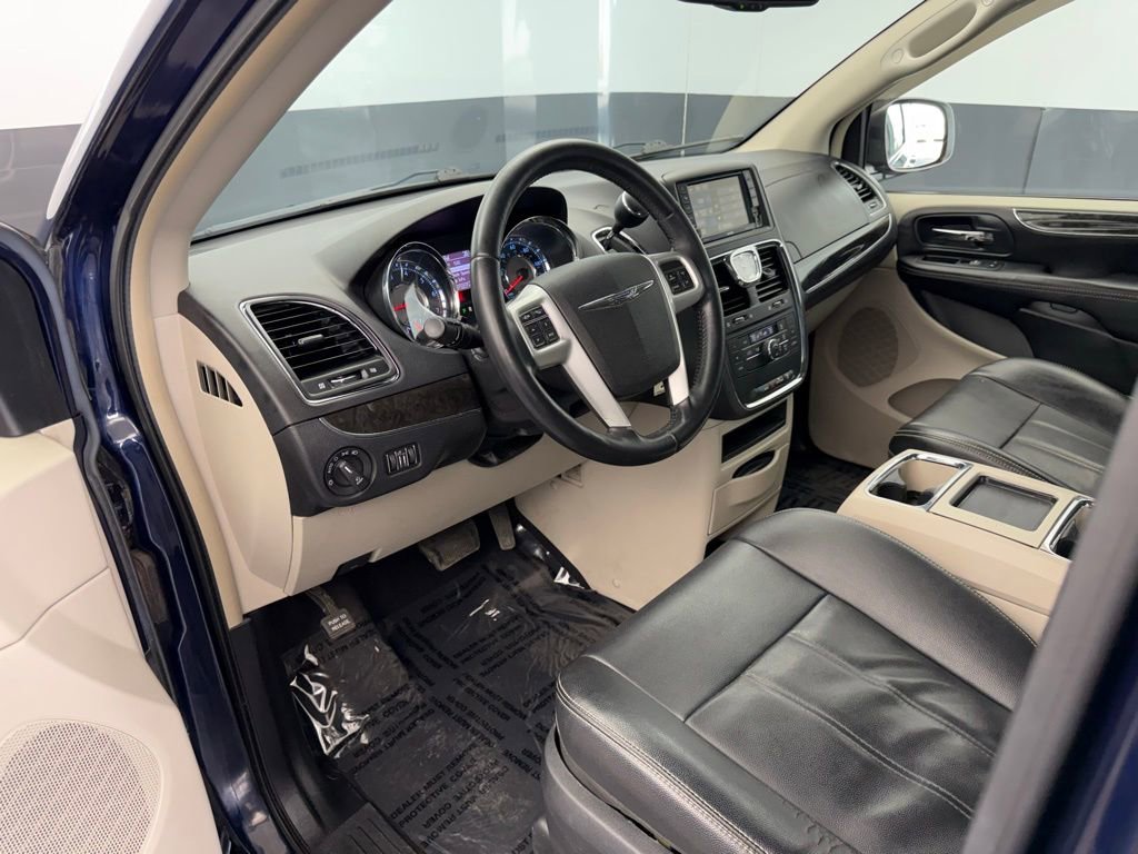Used 2014 Chrysler Town & Country Touring image 38