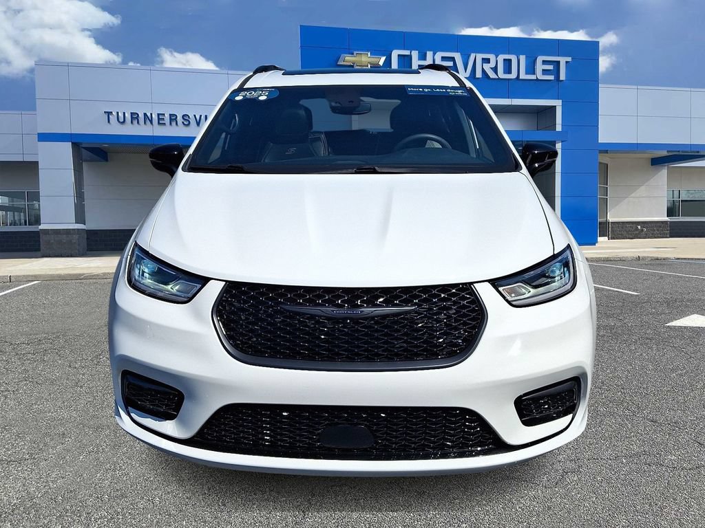 Used 2025 Chrysler Pacifica Limited FWD image 2