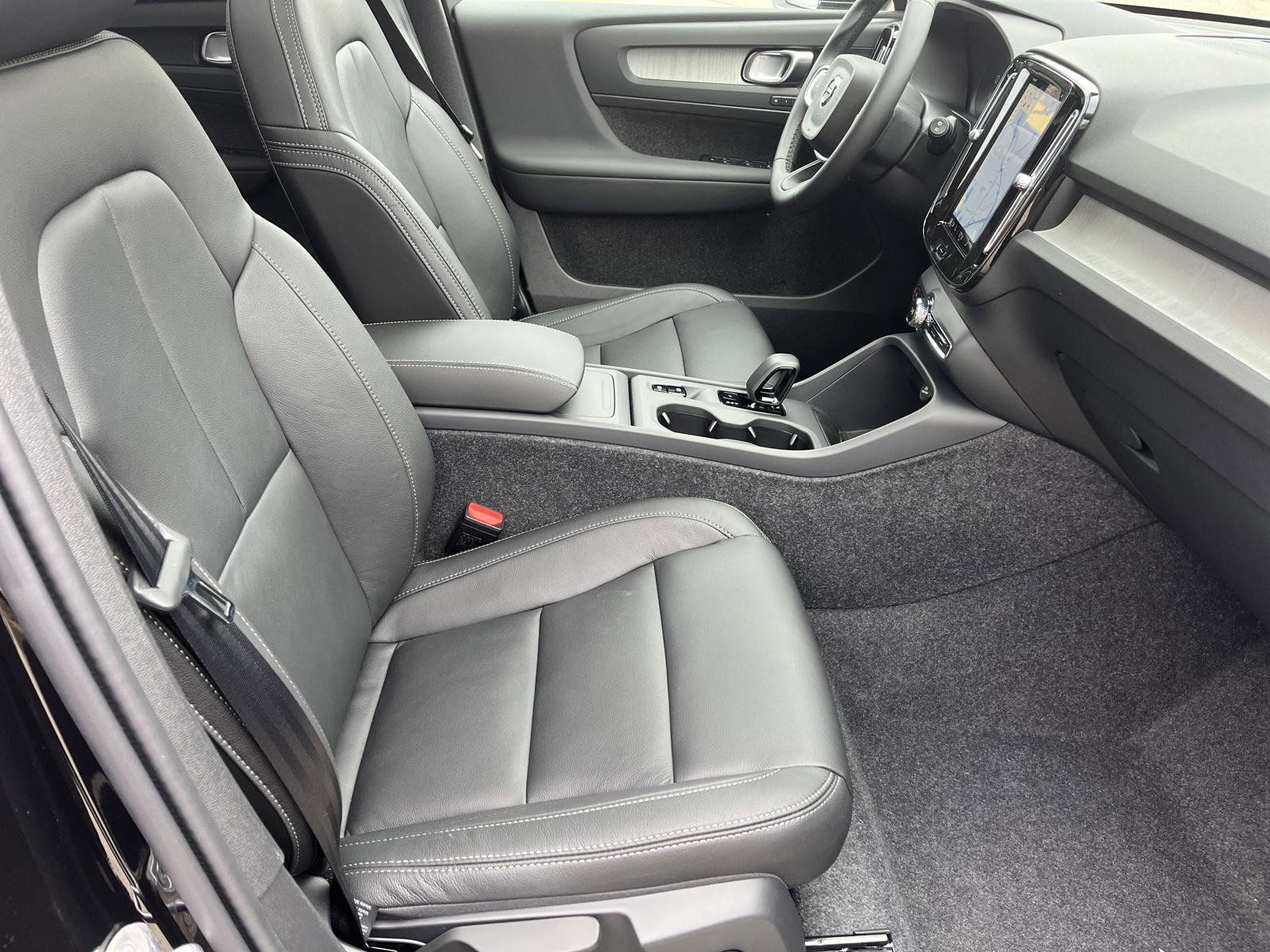 New 2025 Volvo XC40 B5 Core w/ Protection Package Premier image 25