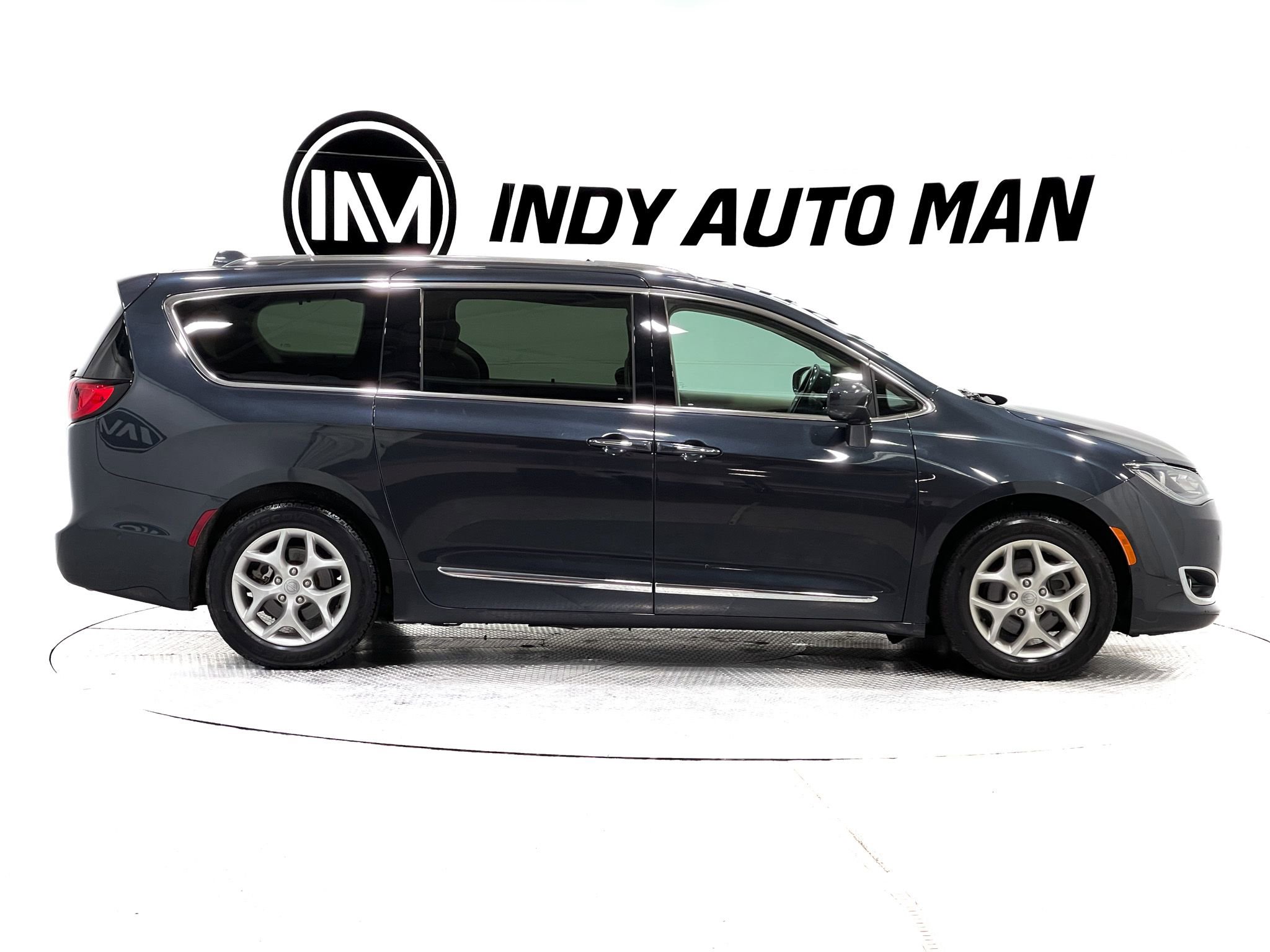 Used 2019 Chrysler Pacifica Touring-L Plus w/ Advanced Safetytec Group FWD image 3