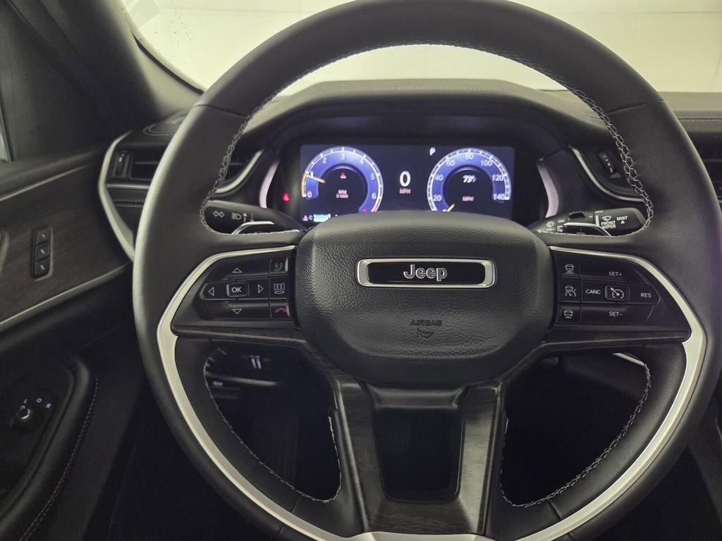 Used 2025 Jeep Grand Cherokee Limited RWD image 16