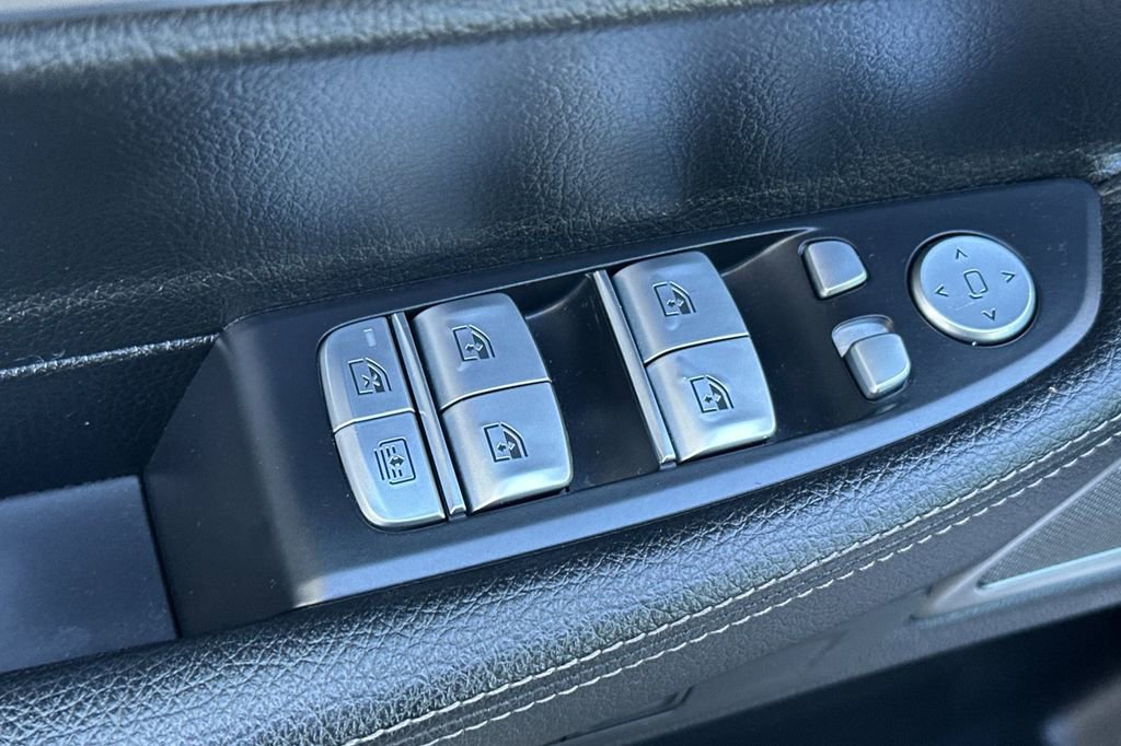 Used 2022 BMW 740i w/ M Sport Package image 11