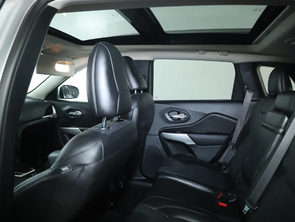 Used 2018 Jeep Cherokee Overland w/ Technology Group AWD/4WD image 15