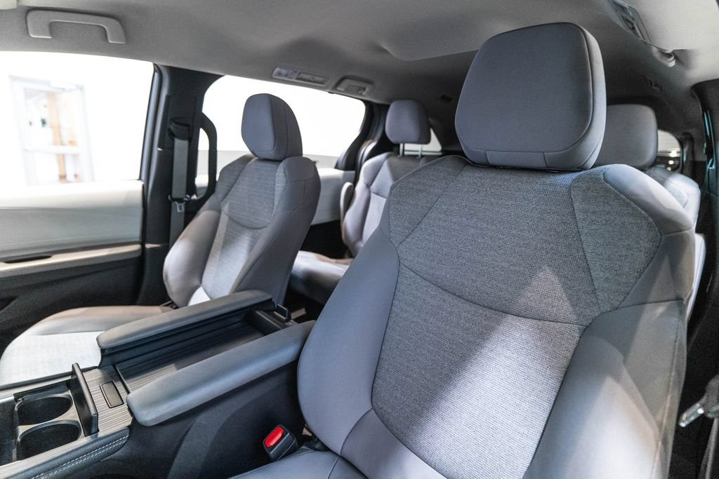 Used 2025 Toyota Sienna LE FWD image 6