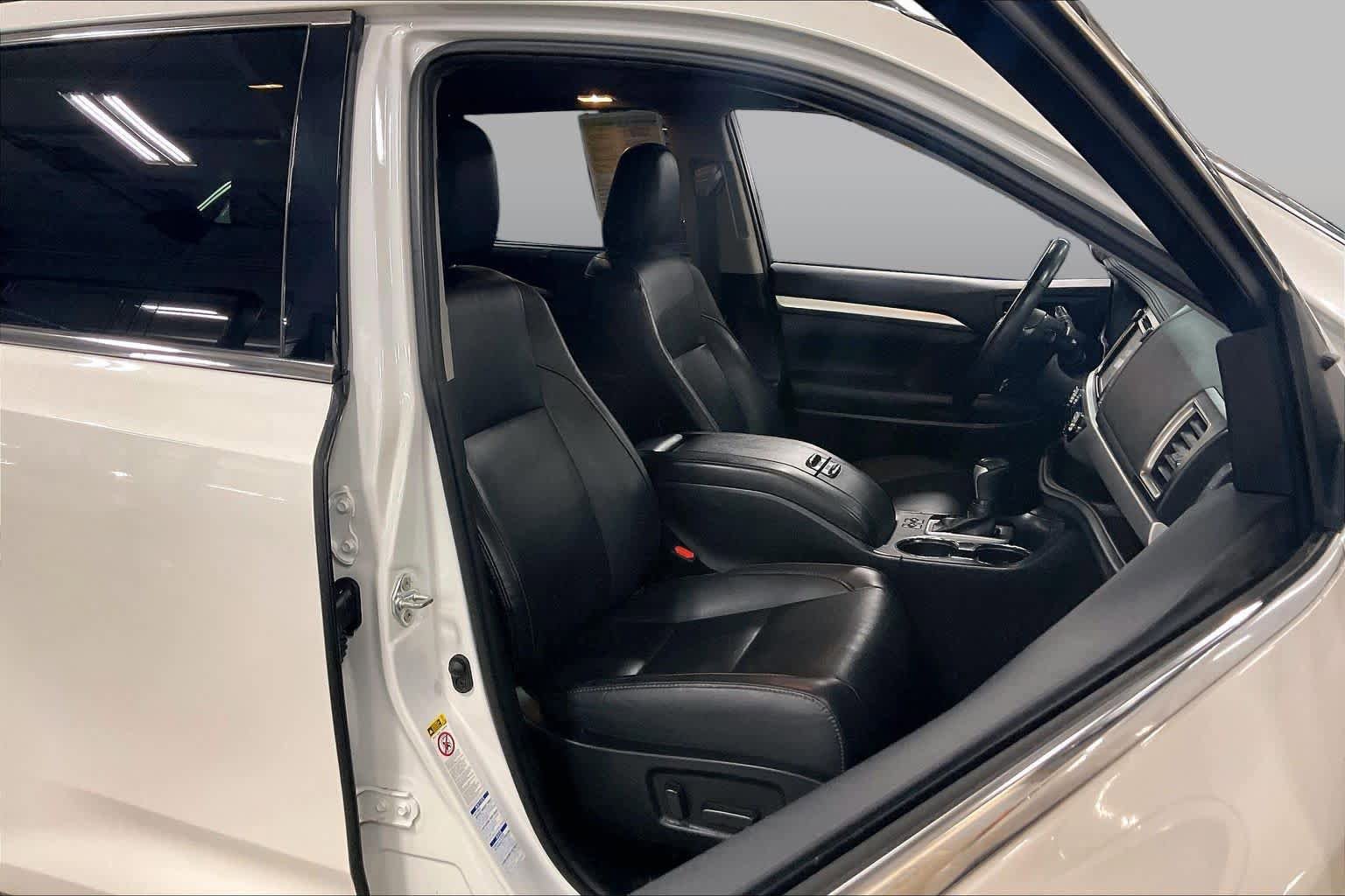 Used 2019 Toyota Highlander XLE AWD/4WD image 9