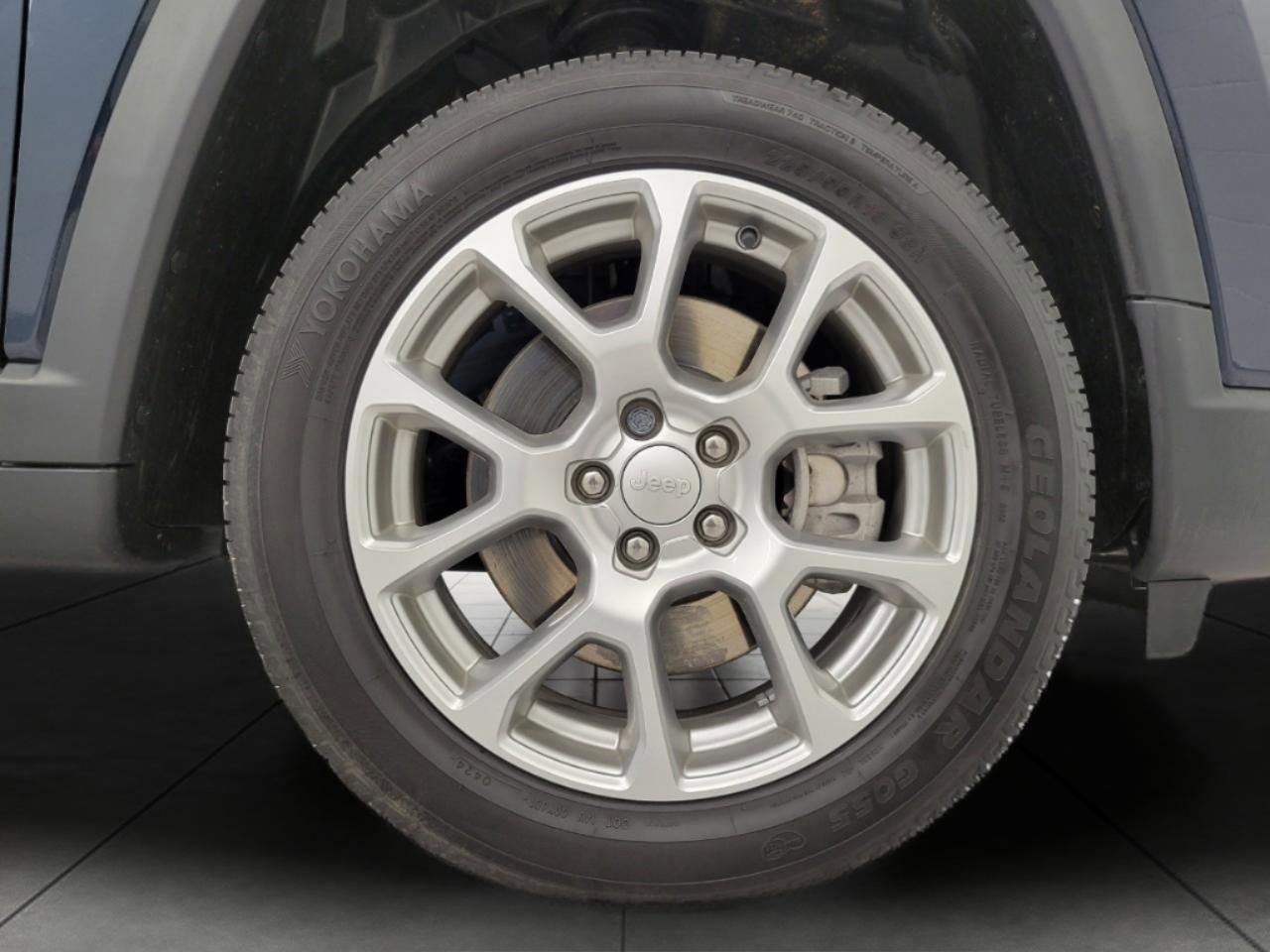 Used 2024 Jeep Compass Latitude w/ Sun and Sound Group AWD/4WD image 4