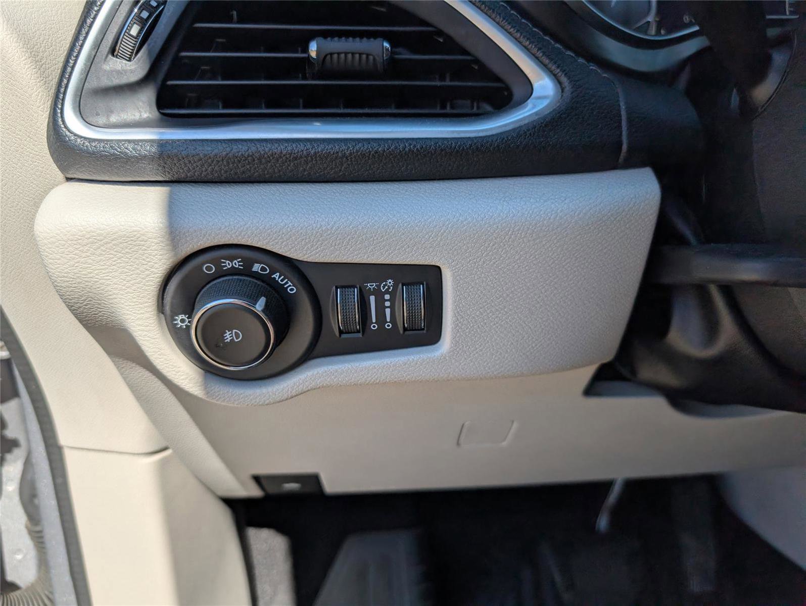 Used 2018 Chrysler Pacifica Limited image 27