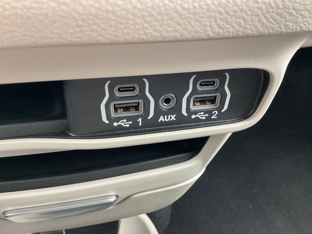 Used 2024 Chrysler Pacifica Touring-L image 24