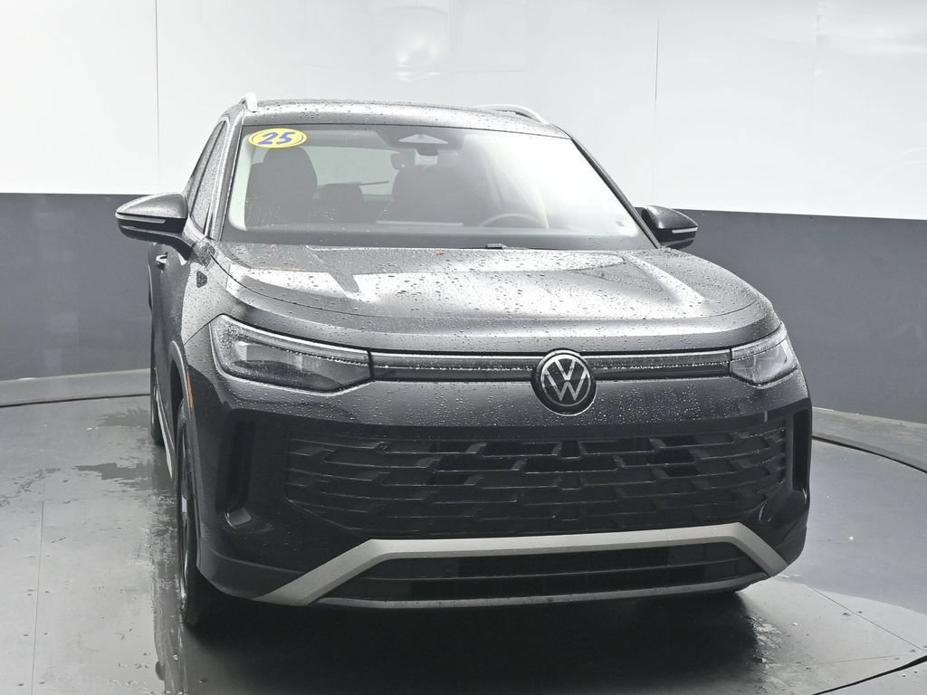 Used 2025 Volkswagen Tiguan SE FWD image 3