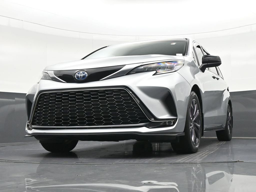 Used 2024 Toyota Sienna XSE w/ XSE Plus Package FWD image 33